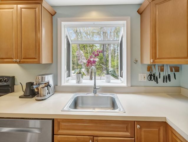 5 Juniper Dr, Mansfield, MA 02048
