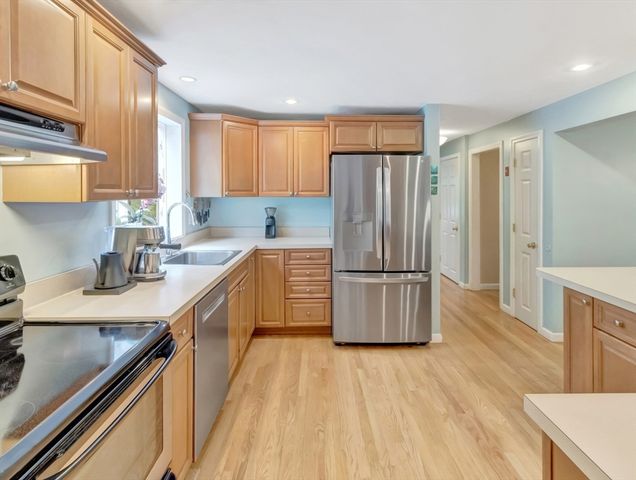 5 Juniper Dr, Mansfield, MA 02048