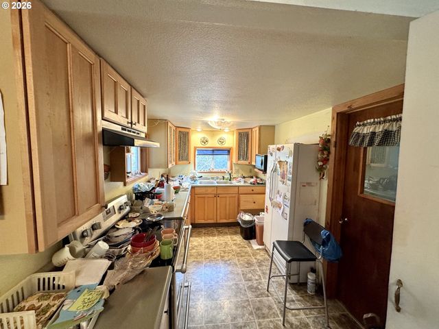 60958 Old Wagon Rd, Coos Bay, OR 97420