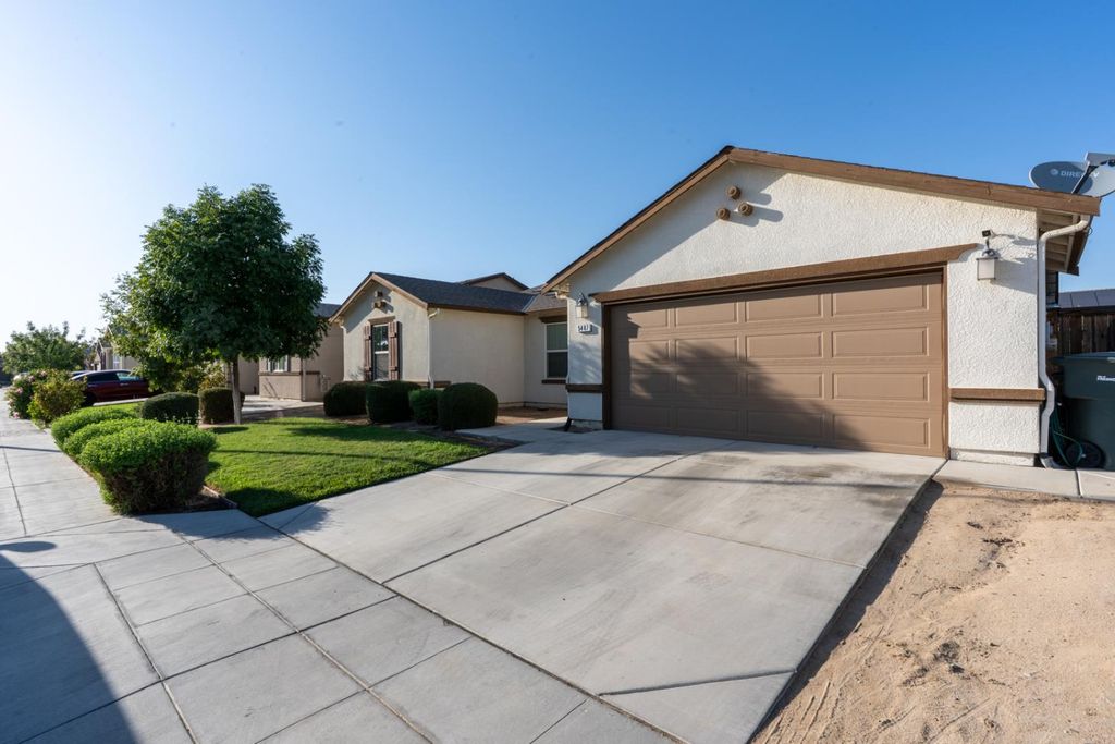 Image 3 of property listing at 5447 Burns Avenue, Fresno, CA 93727