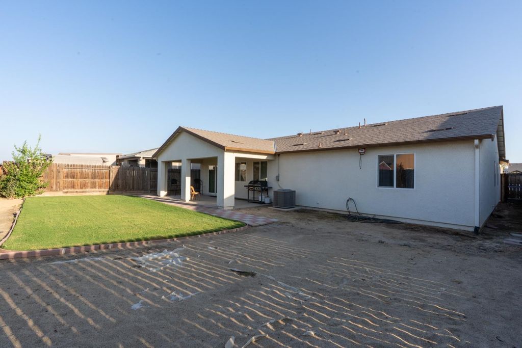 Image 40 of property listing at 5447 Burns Avenue, Fresno, CA 93727