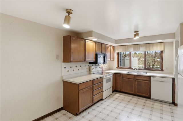 10 Creek Rdg, Pittsford, NY 14534