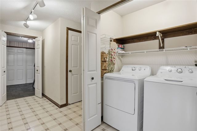 10 Creek Rdg, Pittsford, NY 14534