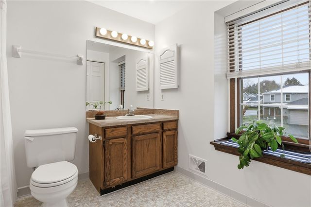 10 Creek Rdg, Pittsford, NY 14534