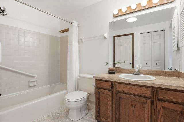 10 Creek Rdg, Pittsford, NY 14534