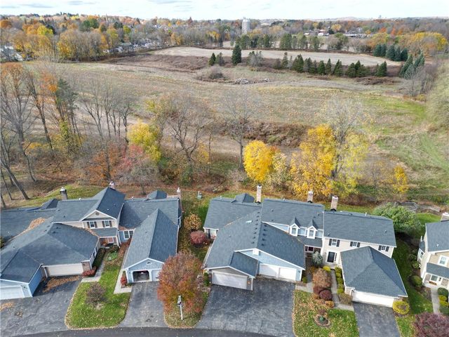 10 Creek Rdg, Pittsford, NY 14534