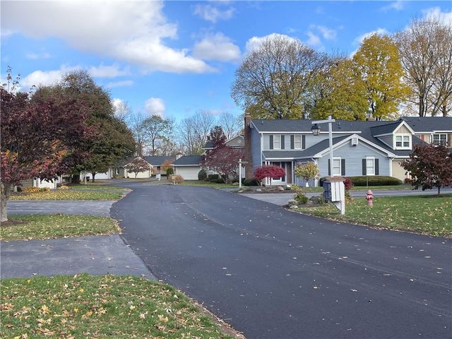 10 Creek Rdg, Pittsford, NY 14534