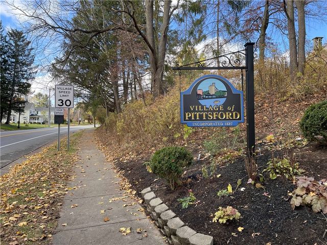 10 Creek Rdg, Pittsford, NY 14534