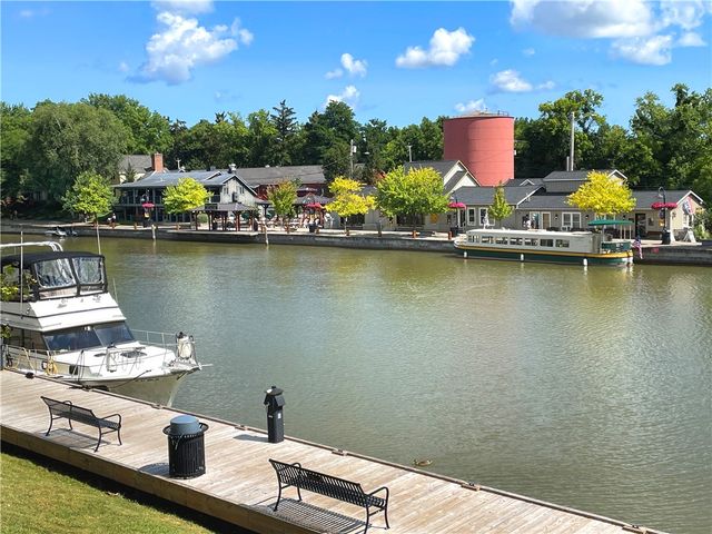 10 Creek Rdg, Pittsford, NY 14534