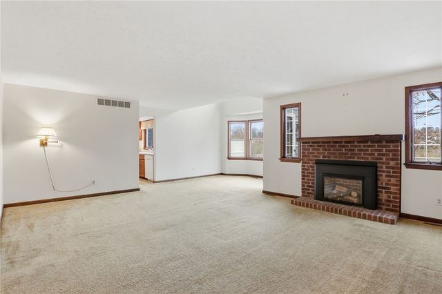 10 Creek Rdg, Pittsford, NY 14534