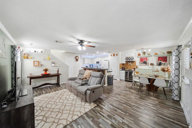 38 Wineberry Place, The Woodlands, TX 77382