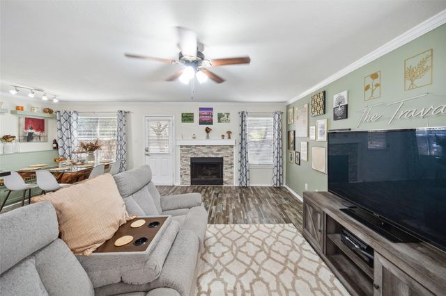 38 Wineberry Place, The Woodlands, TX 77382