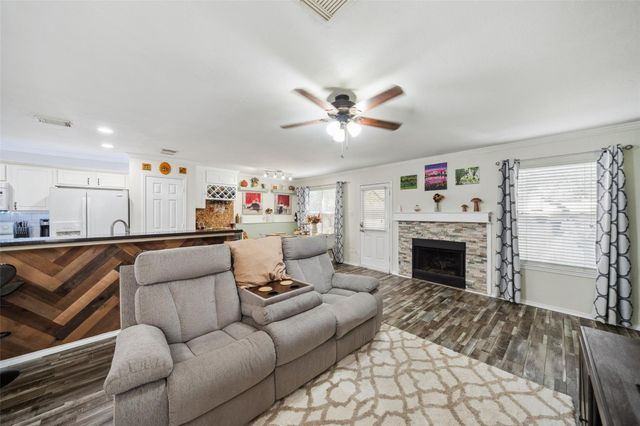 38 Wineberry Place, The Woodlands, TX 77382