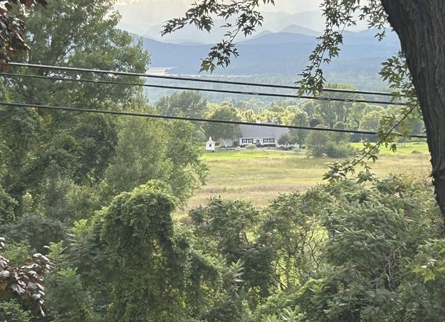 27 Inn Rd Apt 3, Charlotte, VT 05445