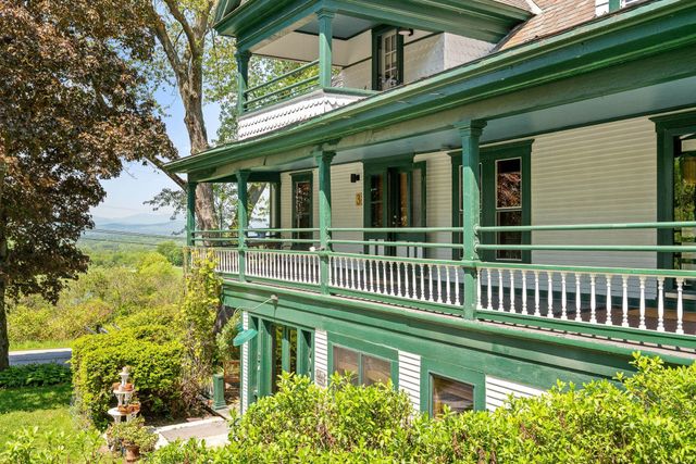 27 Inn Rd Apt 3, Charlotte, VT 05445