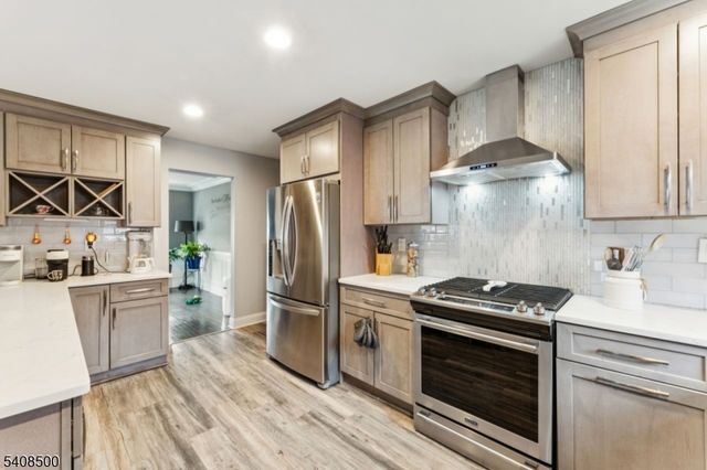 76 Elmwood Ter, Linden City, NJ 07036