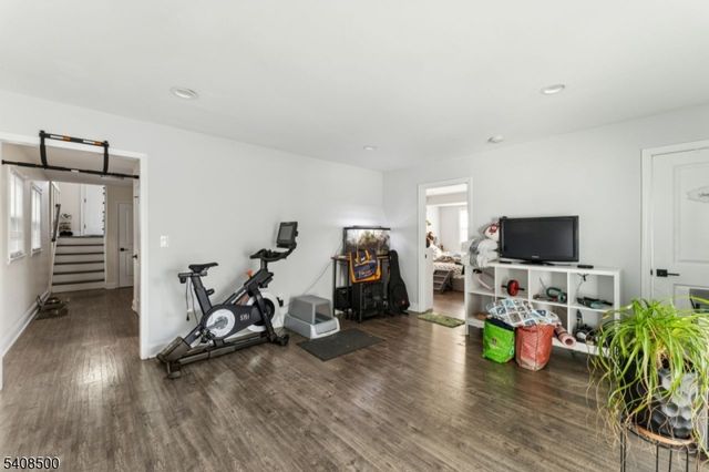 76 Elmwood Ter, Linden City, NJ 07036