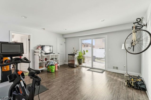 76 Elmwood Ter, Linden City, NJ 07036