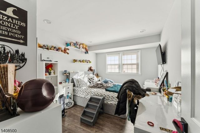 76 Elmwood Ter, Linden City, NJ 07036