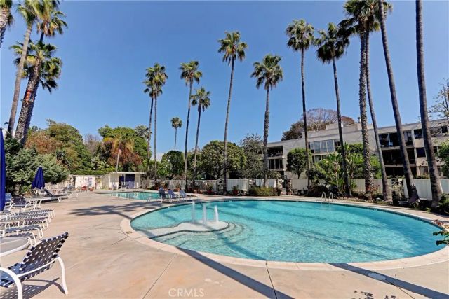 241 S Barrington Avenue B7, Los Angeles, CA 90049