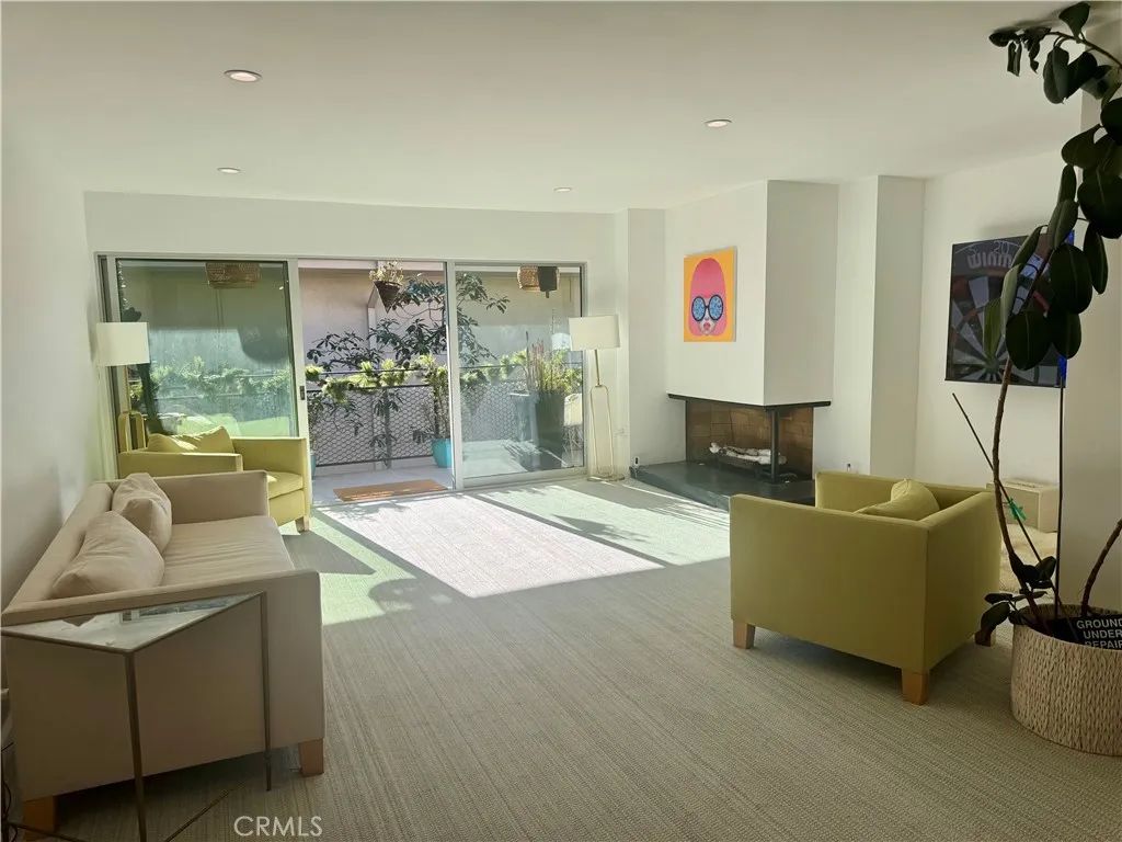 241 S Barrington Avenue B7, Los Angeles, CA 90049