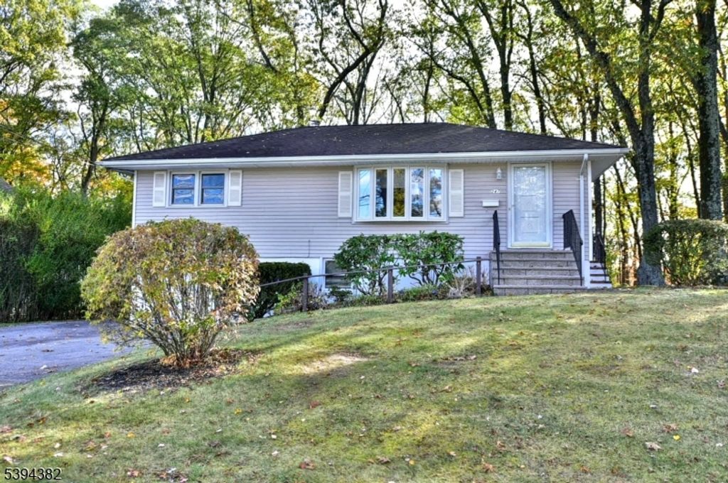 247 Rafkind Rd, Bloomingdale Boro, NJ 07403