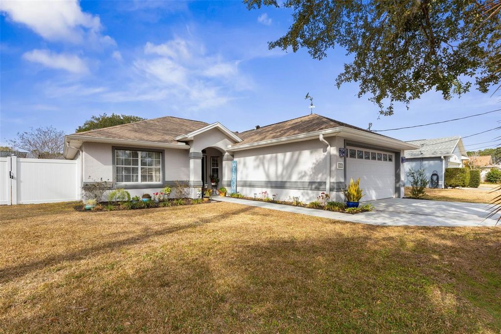 Image 5 of property listing at 23 PALMYRA LANE, Palm Coast, FL 32164