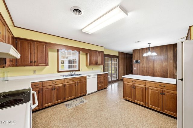 806 Hiwassee Heights Drive, Johnson City, TN 37601
