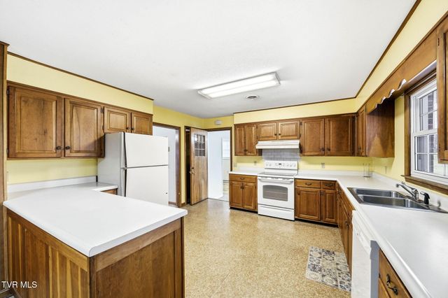 806 Hiwassee Heights Drive, Johnson City, TN 37601
