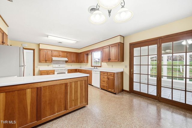 806 Hiwassee Heights Drive, Johnson City, TN 37601