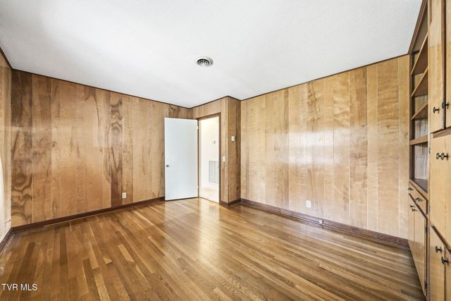806 Hiwassee Heights Drive, Johnson City, TN 37601
