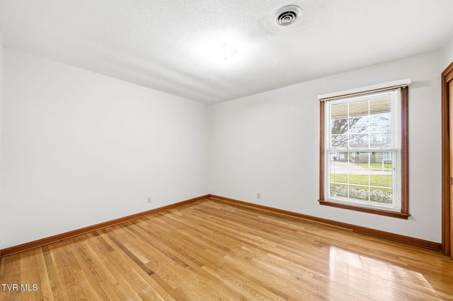 806 Hiwassee Heights Drive, Johnson City, TN 37601