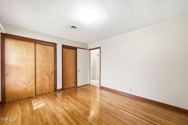 806 Hiwassee Heights Drive, Johnson City, TN 37601