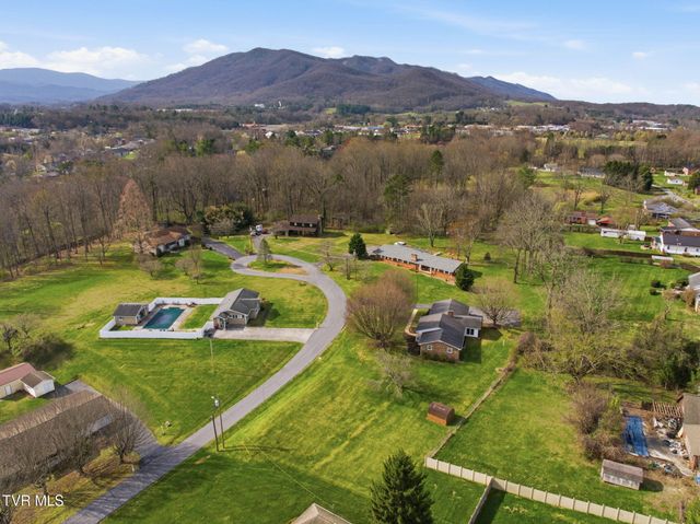 806 Hiwassee Heights Drive, Johnson City, TN 37601