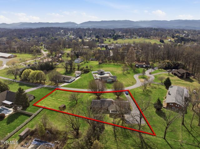 806 Hiwassee Heights Drive, Johnson City, TN 37601