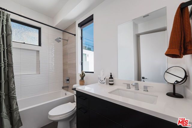 345 N La Fayette Park Place, Los Angeles, CA 90026