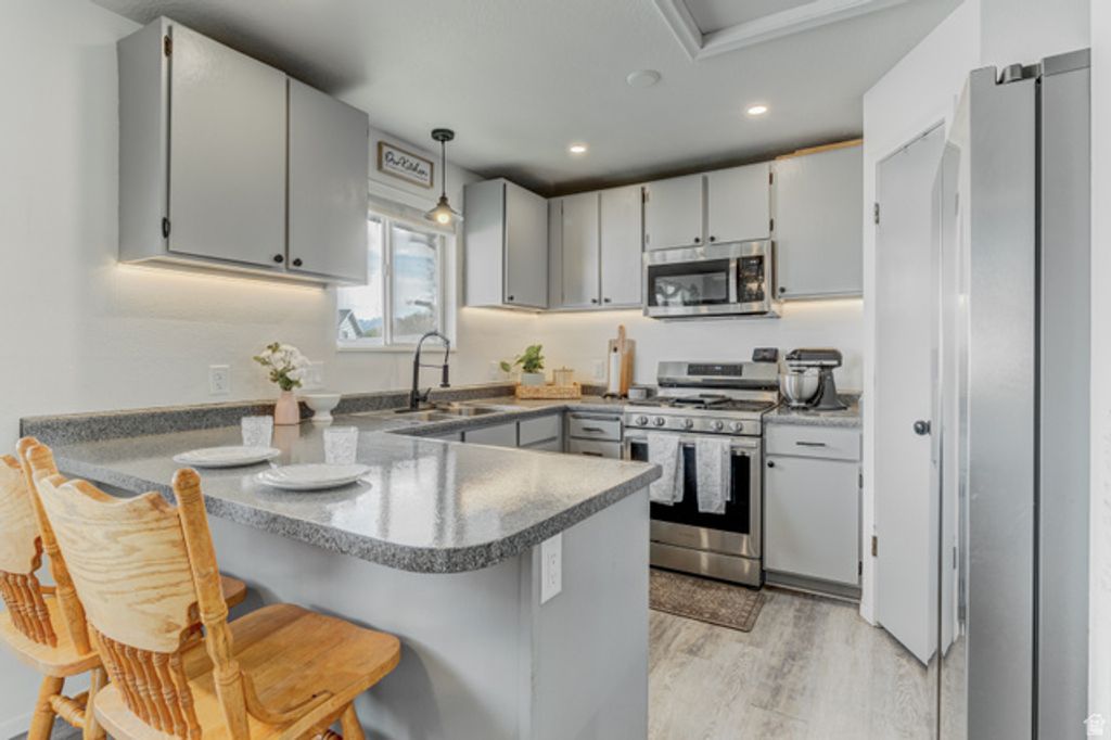 Image 4 of property listing at 5041 S HEATH AVE, Salt Lake City, UT 84118