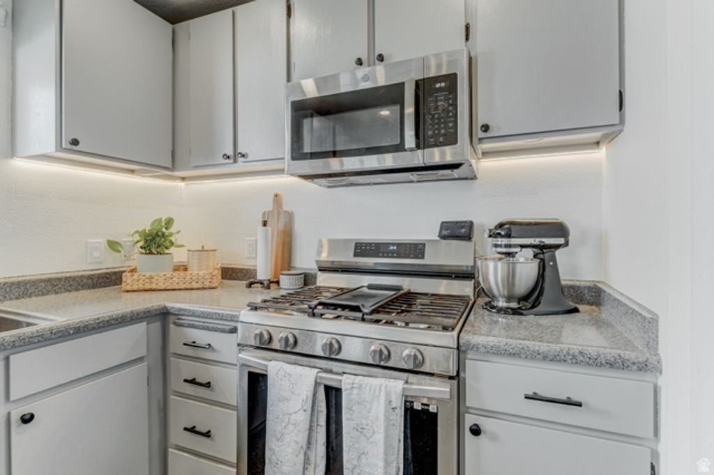 Image 6 of property listing at 5041 S HEATH AVE, Salt Lake City, UT 84118