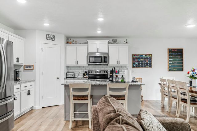 1142 S Broadview Avenue, Springfield, MO 65802