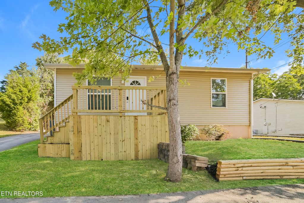 2305 Ridgecrest Drive, Knoxville, TN 37918