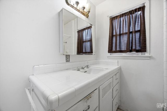 1200 2nd Street, Bakersfield, CA 93304