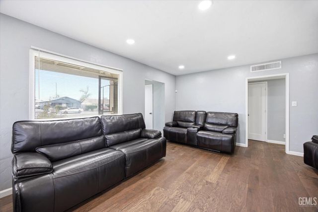 1200 2nd Street, Bakersfield, CA 93304