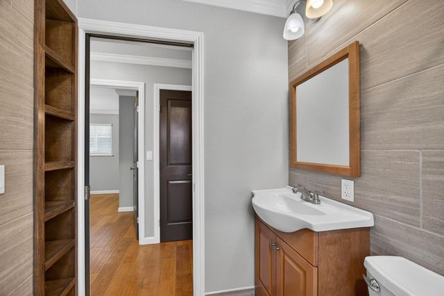 6748 Golf View Dr, Sacramento, CA 95822