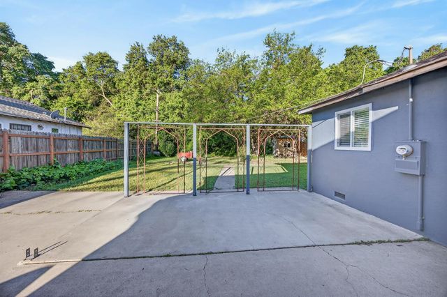 6748 Golf View Dr, Sacramento, CA 95822