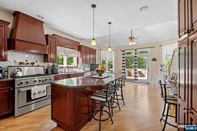 70 Farmingdale Road, Wayne, NJ 07470