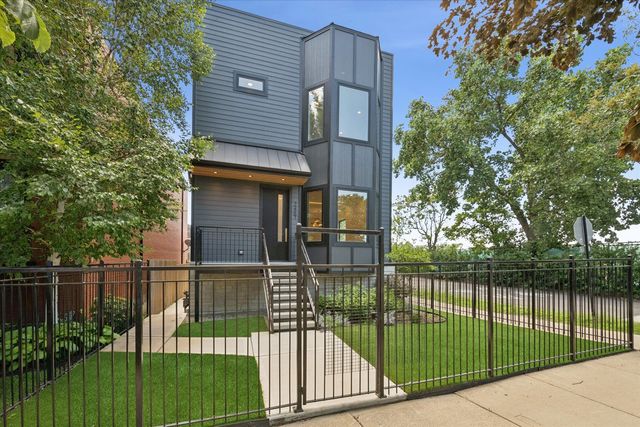 2457 W Byron Street, Chicago, IL 60618