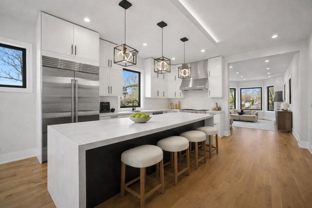 2457 W Byron Street, Chicago, IL 60618