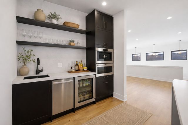 2457 W Byron Street, Chicago, IL 60618