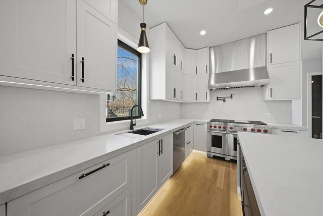 2457 W Byron Street, Chicago, IL 60618