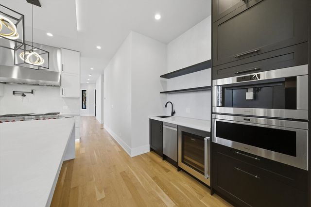 2457 W Byron Street, Chicago, IL 60618